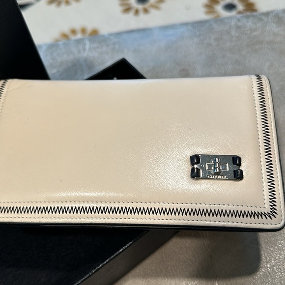 Chanel wallet soft white with black trim - Picture 11 of 11